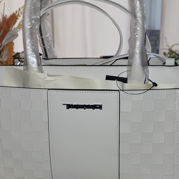 Elegant White Tahari Handbag - Picture 1 of 5